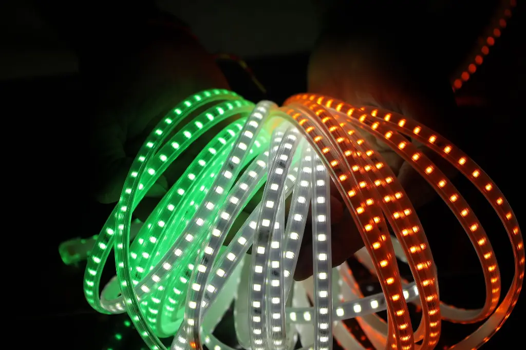 alt=Glims Tricolour LED rope lights for 15th August decoration.webp