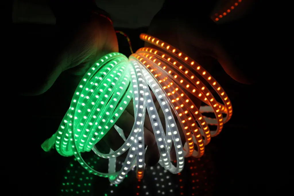 alt=Glims Tricolour LED rope lights for 15th August decoration1.webp